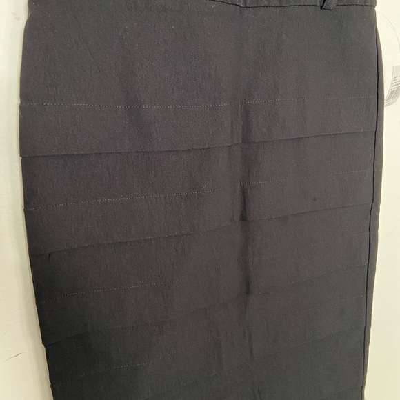 B Wear Black horizontal pleated skirt, size 0 - Picture 3 of 7